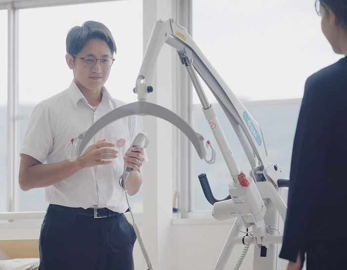 イメージ：いうらの商品を説明する様子